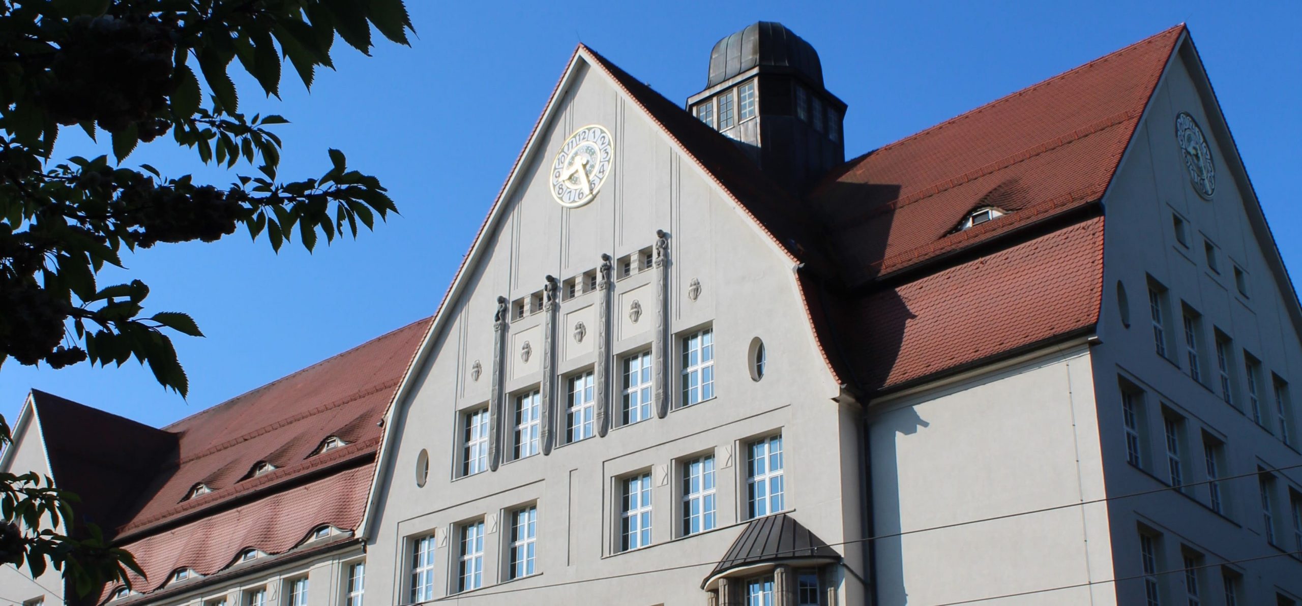 Schulgebäude in der Sonne