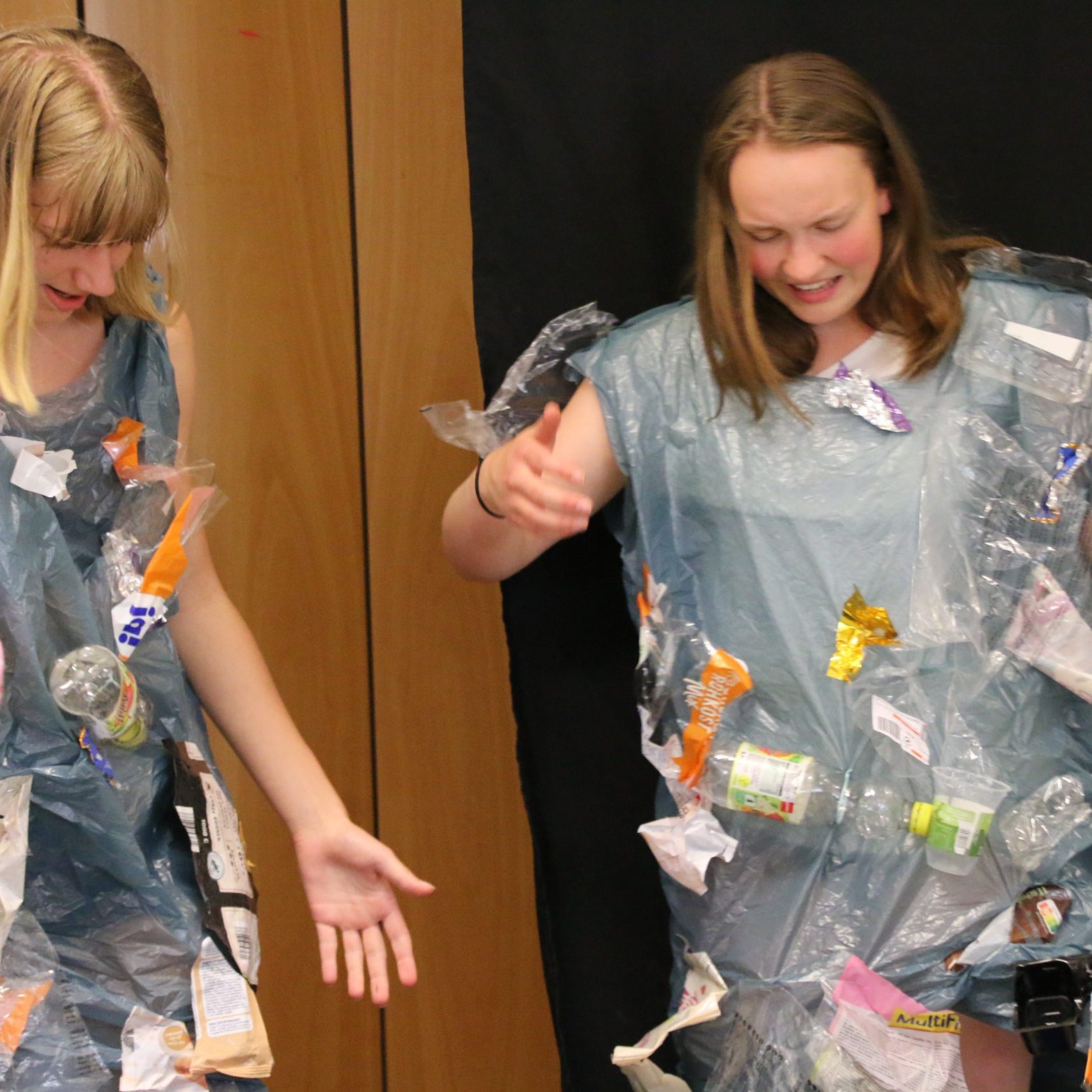 Auftritt der Schultheatergruppe "Fäustlinge" beim Schulfest 2024