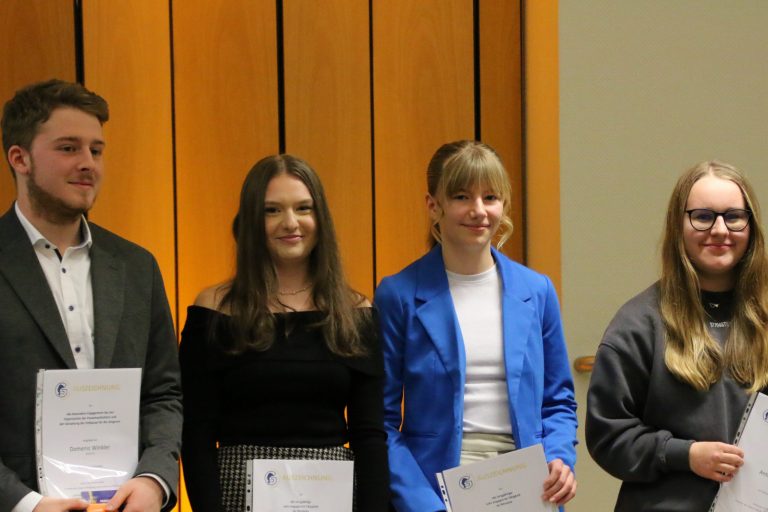 überfüllter Saal bei der Auszeichnungsveranstaltung 2024/25